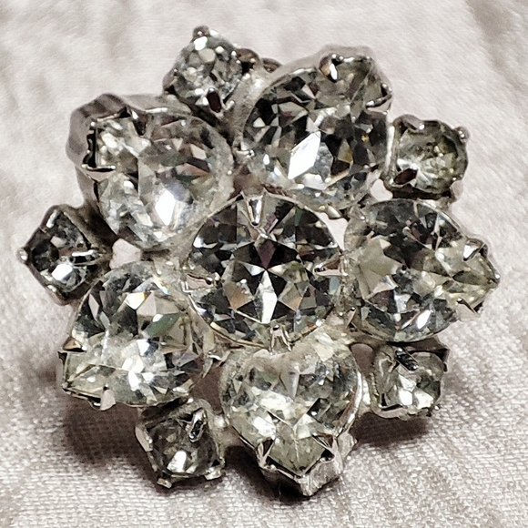 Unsigned Blazing Clear Silver Tone Rhinestone Vintage Clip Earrings Prong Set - Picture 9 of 14